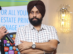 Members Ejoy The Party